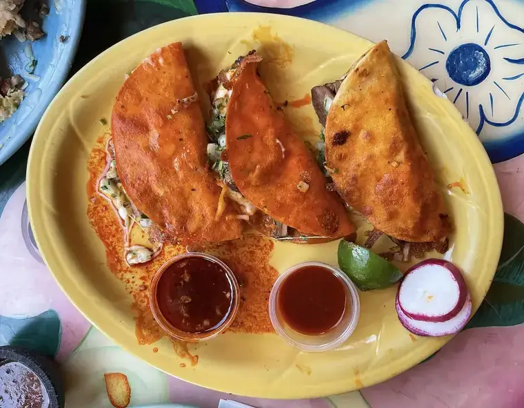 Tres quesabirrias doradas con dos salsas para remojar