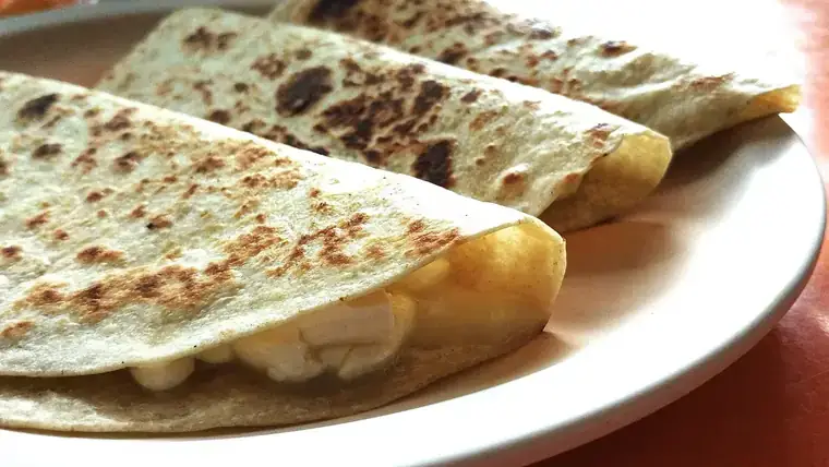 Quesadillas de harina doradas al comal con queso fundido