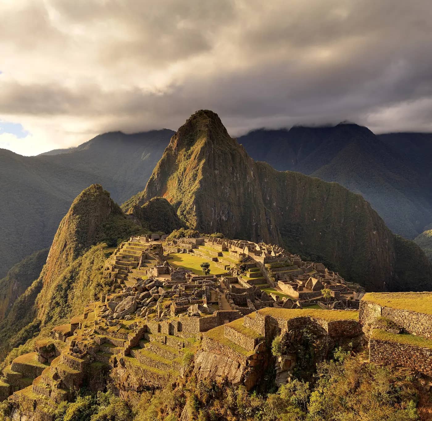 La ciudadela inca de Machu Picchu al amanecer, cerca de Cusco