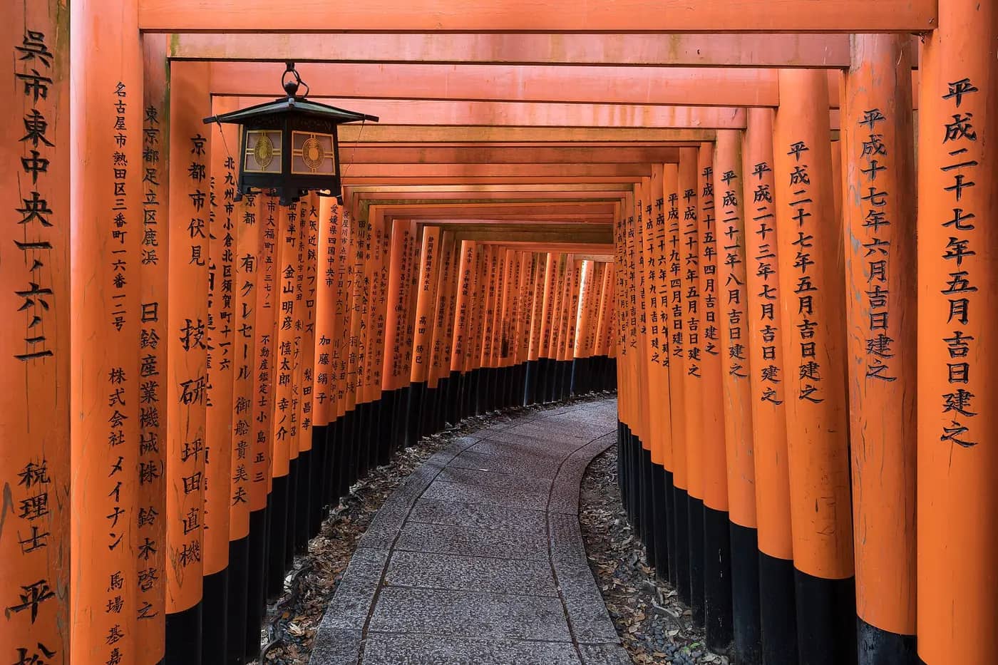 Sendero de toriis rojos del santuario Fushimi Inari, en Kioto