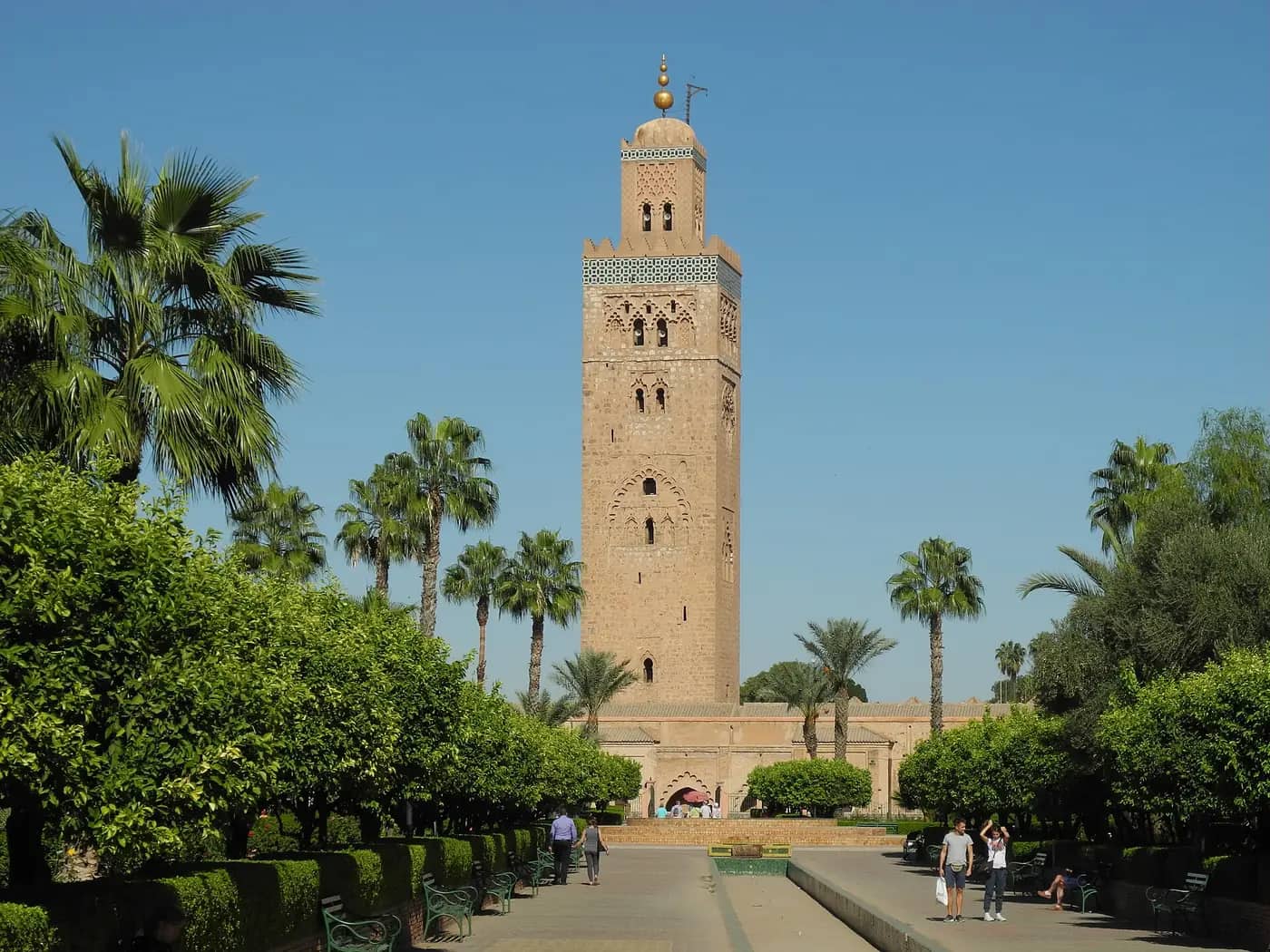 El minarete de la mezquita Koutoubia entre palmeras, en Marrakech