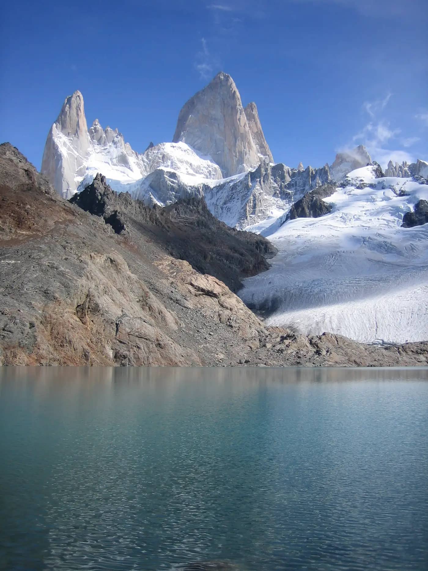 El cerro Fitz Roy nevado reflejado en una laguna de la Patagonia