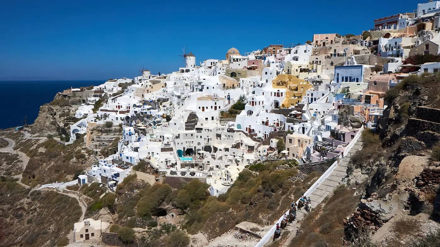 Casas blancas de Oia colgadas sobre el acantilado de Santorini