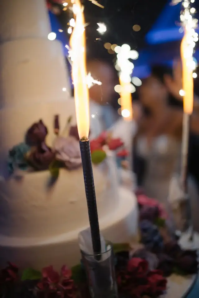 Velas de chispas encendidas sobre el pastel durante la celebración