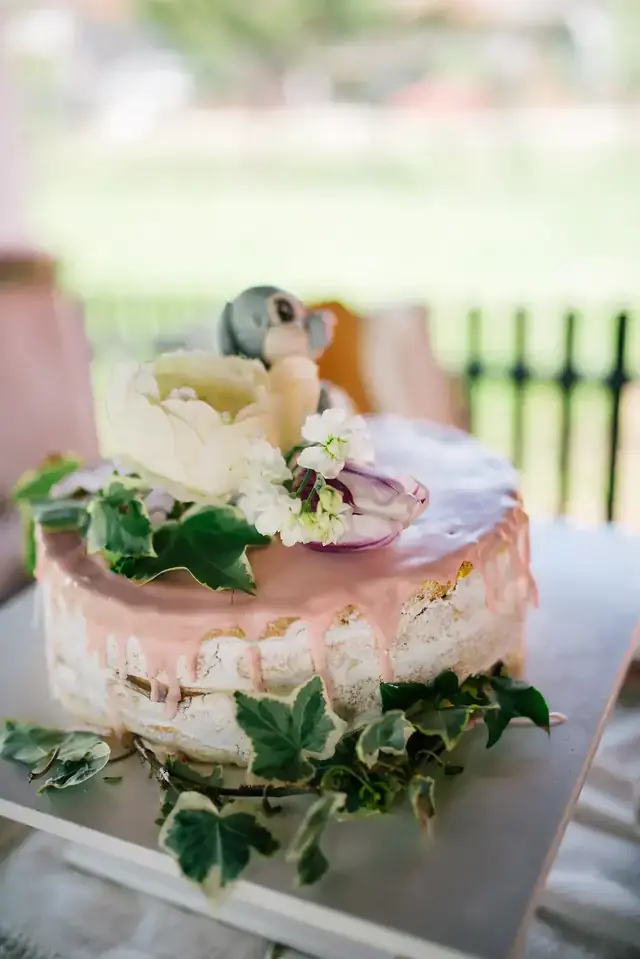 Pastel cubierto de flores y hojas frescas al aire libre