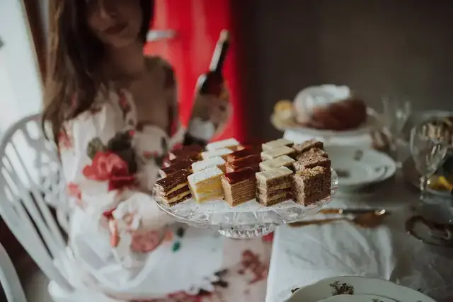 Charola de cristal con rebanadas de pastel servidas en el banquete